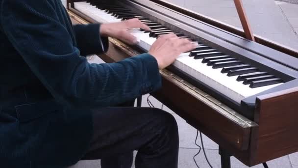 Hombre Tocando Pianoforte Durante Concierto Callejero — Vídeos de Stock