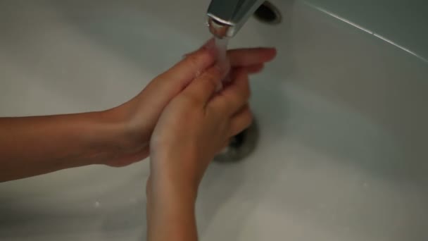 Kobieta Szlafroku Myje Ręce — Wideo stockowe