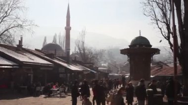 Saraybosna, Bosna-Erzegovina - Şubat, 16: Sebilj ahşap çeşme ve görünümünü Bascarsija'da Meydanı'nda Bascarsijska Dzamija Minare üzerinde 16 Şubat 2018