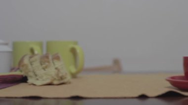 İtalyan kahvaltısı, kahve fincanları ve ekmek.