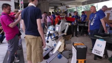 TRIESTE, İTALYA - 21 MAYIS: 5 numaralı robotun yeniden yapımı, nam-ı diğer Johnny Beş, 21 Mayıs 2016 'da Trieste Mini Yapıcı fuarı sırasında kısa devre filmleri ve R2D2' nin kahramanı