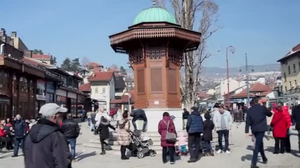 Sarajevo Bosnia Erzegovina Fevereiro Vista Fonte Madeira Sebilj Minarete Bascarsijska — Vídeo de Stock