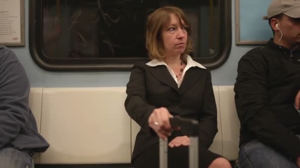 Деловая Женщина Чемоданом Сидит Поезде — стоковое видео
