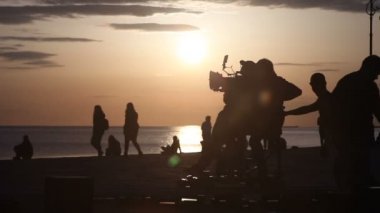 TRIESTE, İTALYA - Nisan, 17: perde arkasında. Film ekibi, 17 Nisan 2018 'de gün batımında açık alanda çekim yapıyor.