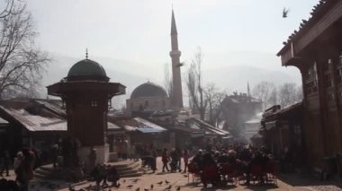 Saraybosna, Bosna-Erzegovina - Şubat, 16: Sebilj ahşap çeşme ve görünümünü Bascarsija'da Meydanı'nda Bascarsijska Dzamija Minare üzerinde 16 Şubat 2018