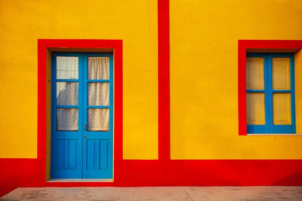 青のドアと窓が付いているLinosa 赤と黄色の典型的なカラフルな家の眺め — ストック写真