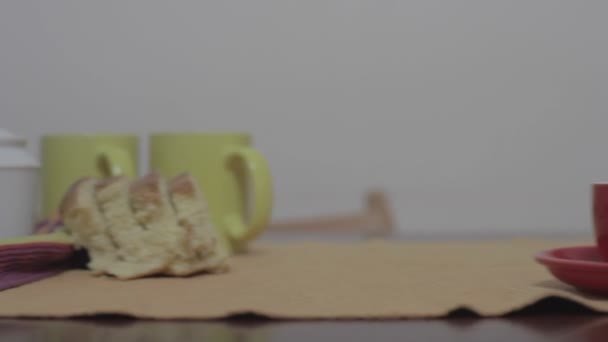 テーブルの上にイタリアの朝食 モカカップとパンの眺め — ストック動画