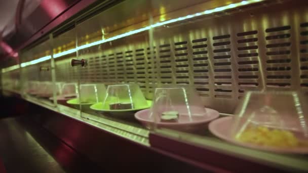 Sushi Sur Bande Transporteuse Dans Restaurant Japonais — Video
