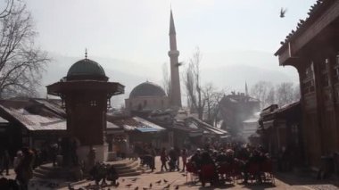 Saraybosna, Bosna-Erzegovina - Şubat, 16: Sebilj ahşap çeşme ve görünümünü Bascarsija'da Meydanı'nda Bascarsijska Dzamija Minare üzerinde 16 Şubat 2018