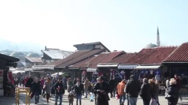 Saraybosna, Bosna-Erzegovina - Şubat, 16: Sebilj ahşap çeşme ve görünümünü Bascarsija'da Meydanı'nda Bascarsijska Dzamija Minare üzerinde 16 Şubat 2018