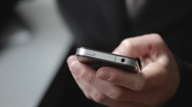 Elinde akıllı telefon olan kadın.