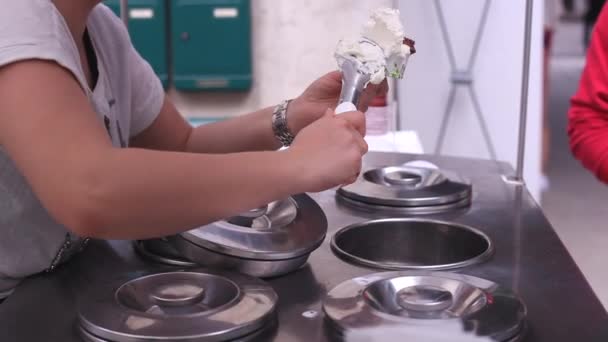 Talyan Dondurma Makinesinin Görüntüsü Dondurma Külahlarını Hazırlıyor — Stok video
