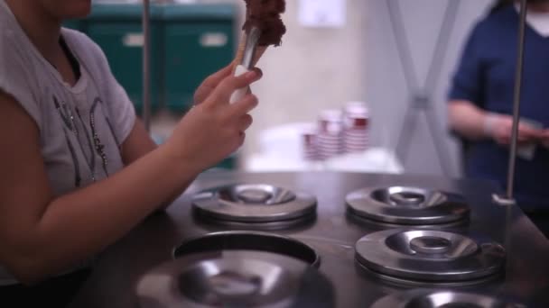 イタリアのアイスクリームメーカーの見解は アイスクリームコーンを準備します — ストック動画