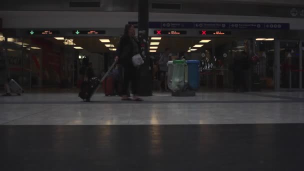 Reizigers Het Centraal Station Van Milano — Stockvideo