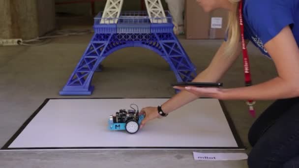 Kleiner Roboter Bewegt Sich Tablet Wifi Gesteuert — Stockvideo