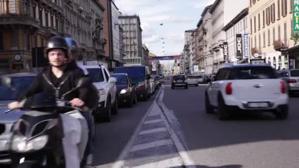 Autos Auf Der Stadtstraße Mailand Italien — Stockvideo