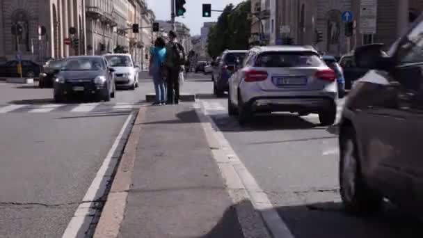 Samochody Drodze Miejskiej Mediolanie Włochy — Wideo stockowe