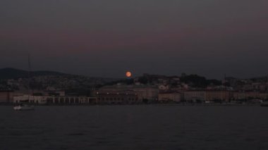 Trieste 'nin feribottan görünüşü
