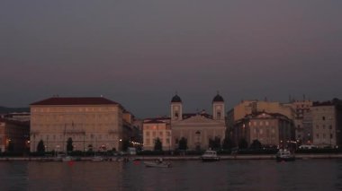 Trieste 'deki Yunan Ortodoks Kilisesi feribottan görülüyor.