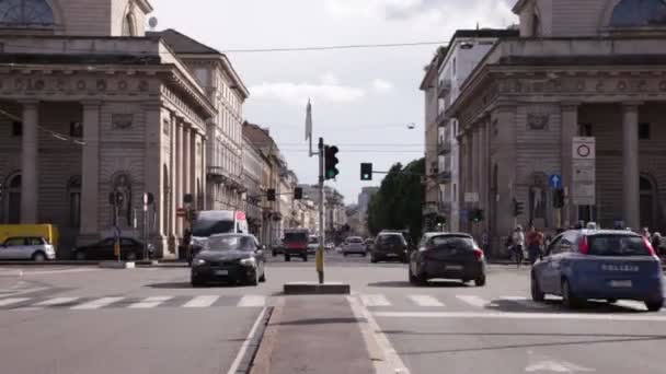 ミラノの都市道路の車イタリア — ストック動画