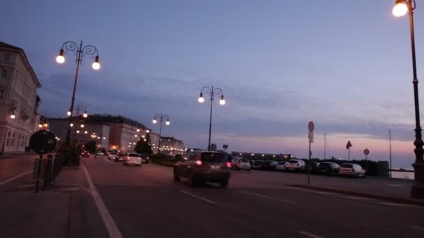 日没の都市部の道路で車 トリエステ イタリア — ストック動画