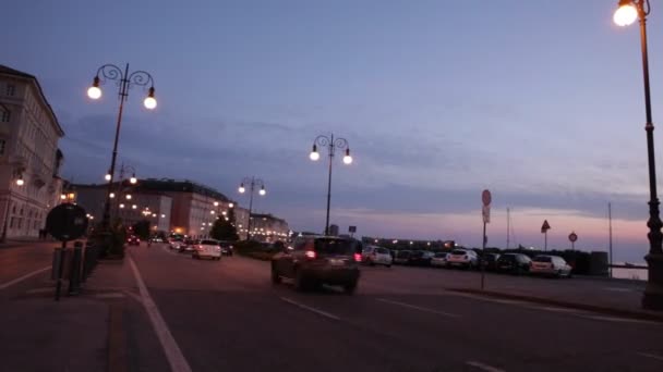 Coches Carretera Urbana Atardecer Trieste Italia — Vídeo de stock