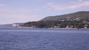 Trieste 'deki Miramare kalesinin manzarası