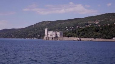 Trieste 'deki Miramare kalesinin manzarası