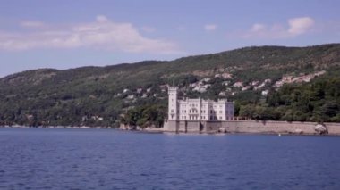 Trieste 'deki Miramare kalesinin manzarası
