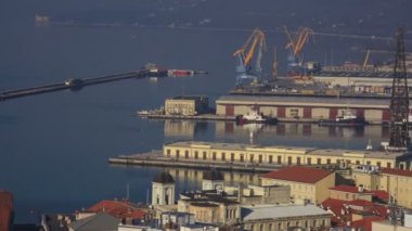 Liman manzarası ve Trieste çatısı, İtalya