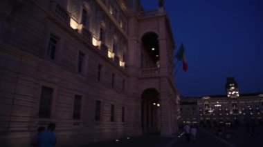 Trieste şehrinin ana meydanının gece görüşü