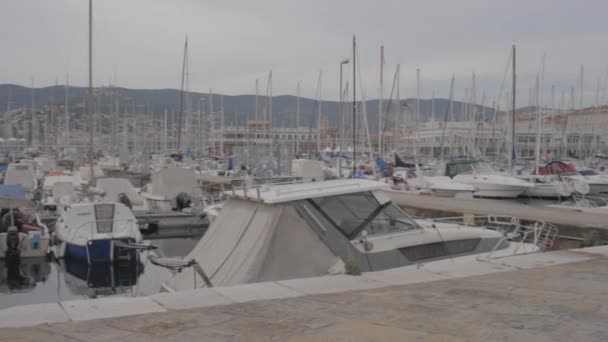 イタリアのトリエステ桟橋にボート — ストック動画