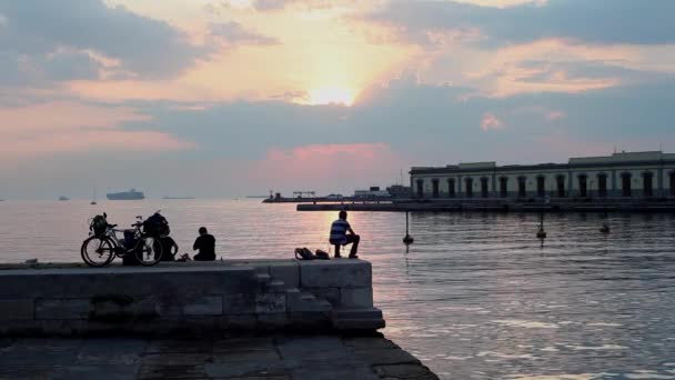 Pesca Dell Uomo Nel Mare Trieste — Video Stock