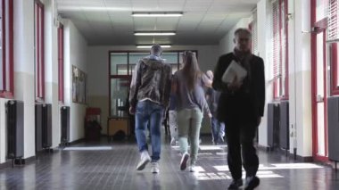 VIMERCATE, İTALYA - 24 Nisan 2013: Grup öğrencileri 24 Nisan 2013 'te koridor boyunca yürüyorlar