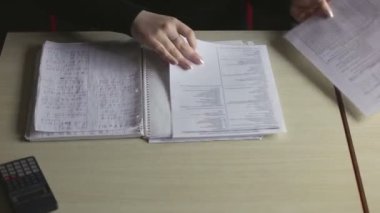 VIMERCATE, İTALYA - 24 Nisan 2013: Sınavdan önce matematik okuyan öğrenci