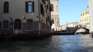 VENICE, İtalya - 08 Nisan 2017 'de Venedik gölündeki tipik kanal görüntüsü
