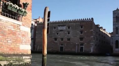 VENICE, İtalya - 08 Nisan 2017 'de Venedik gölündeki tipik kanal görüntüsü
