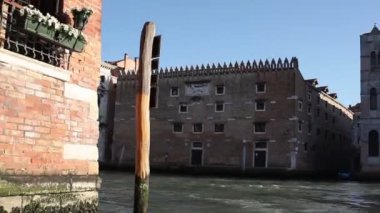 VENICE, İtalya - 08 Nisan 2017 'de Venedik gölündeki tipik kanal görüntüsü