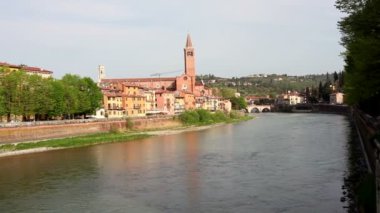 Ponte nuovo, Verona 'daki Sant' Anastasia kilisesinin manzarası. İtalya