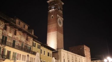 Verona, İtalya - Nisan, 07: Piazza delle Erbe, Pazar Meydanı üzerinde 07 Nisan 2017 Verona, görünüm