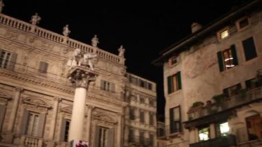 Verona, İtalya - Nisan, 07: Piazza delle Erbe, Pazar Meydanı üzerinde 07 Nisan 2017 Verona, görünüm