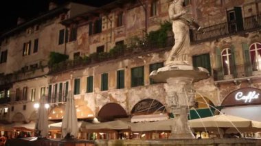 Verona, İtalya - Nisan, 07: Piazza delle Erbe, Pazar Meydanı üzerinde 07 Nisan 2017 Verona, görünüm