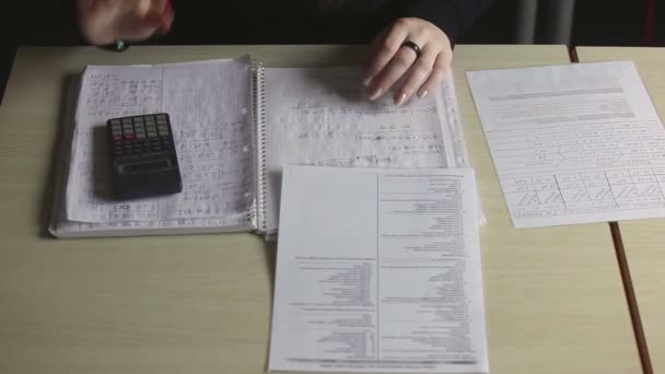 Vimercate Italia Abril Estudiante Matemáticas Antes Del Examen Con Calculadora — Vídeos de Stock