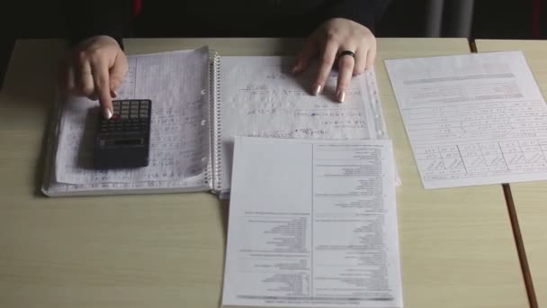 Vimercate Italie Avril Étudiant Mathématiques Avant Examen Avec Calculatrice Avril — Video