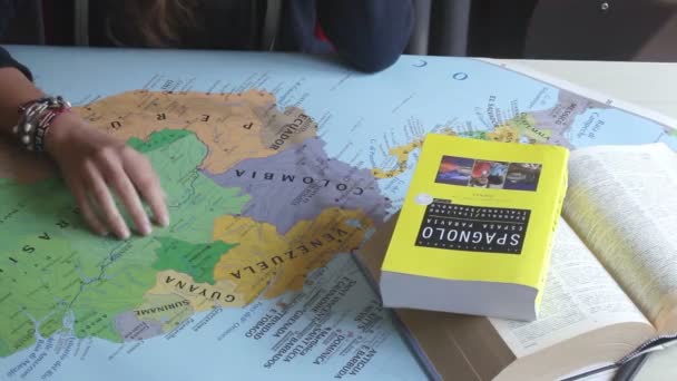 Μαθητής Της Σχολής Γλωσσών Που Μελετά Χάρτη Της Νότιας Αμερικής — Αρχείο Βίντεο