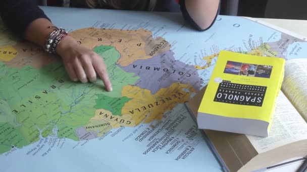 Estudante Escola Idiomas Que Estuda Mapa América Sul — Vídeo de Stock