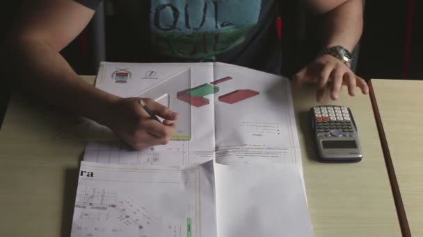 Vimercate Italien April Student Studiert Geometrie Vor Prüfung Mit Taschenrechner — Stockvideo