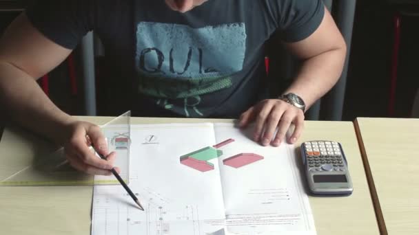 Vimercate Italien April Student Studerar Geometri Före Tentan Med Miniräknare — Stockvideo