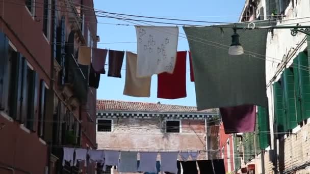 Ropa Colgada Para Secar Una Línea Ropa Venecia — Vídeo de stock