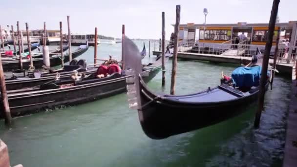 Utsikt Över Berömda Gondoler Venedig Italien — Stockvideo